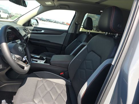 Used 2025 Volkswagen Atlas Peak Edition SE AWD/4WD image 9