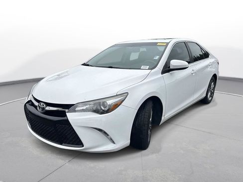 Used 2017 Toyota Camry SE w/ Moonroof Package FWD image 2