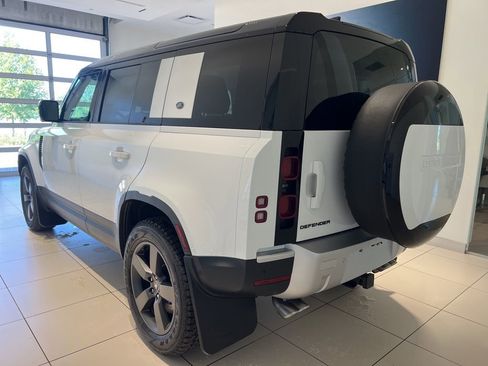 New 2024 Land Rover Defender 110 SE image 2