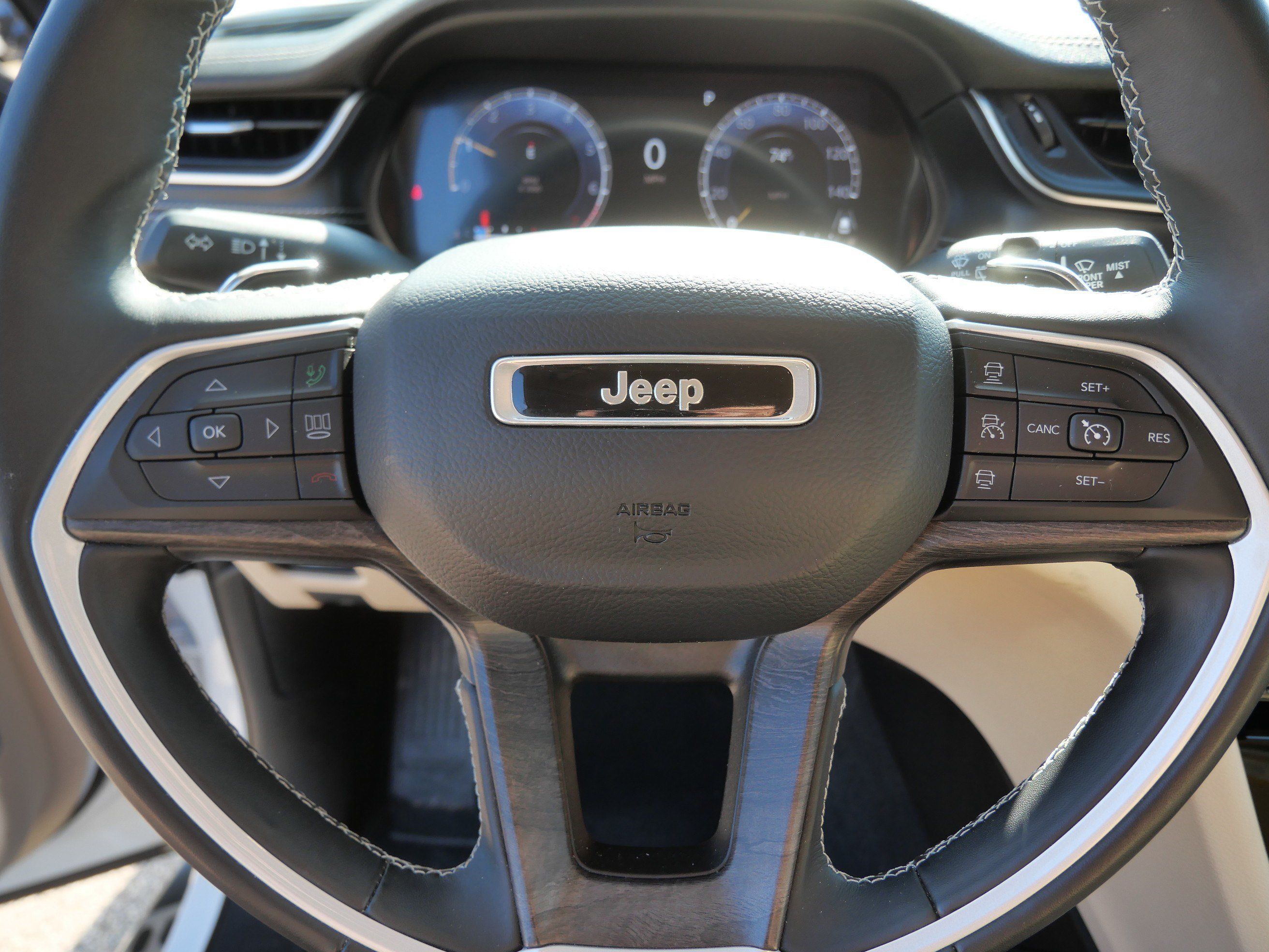 Used 2022 Jeep Grand Cherokee Limited w/ Luxury Tech Group II AWD/4WD image 25