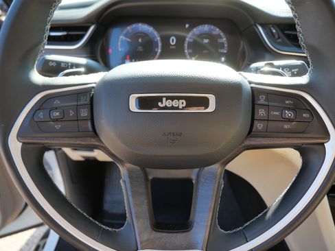 Used 2022 Jeep Grand Cherokee Limited w/ Luxury Tech Group II AWD/4WD image 25