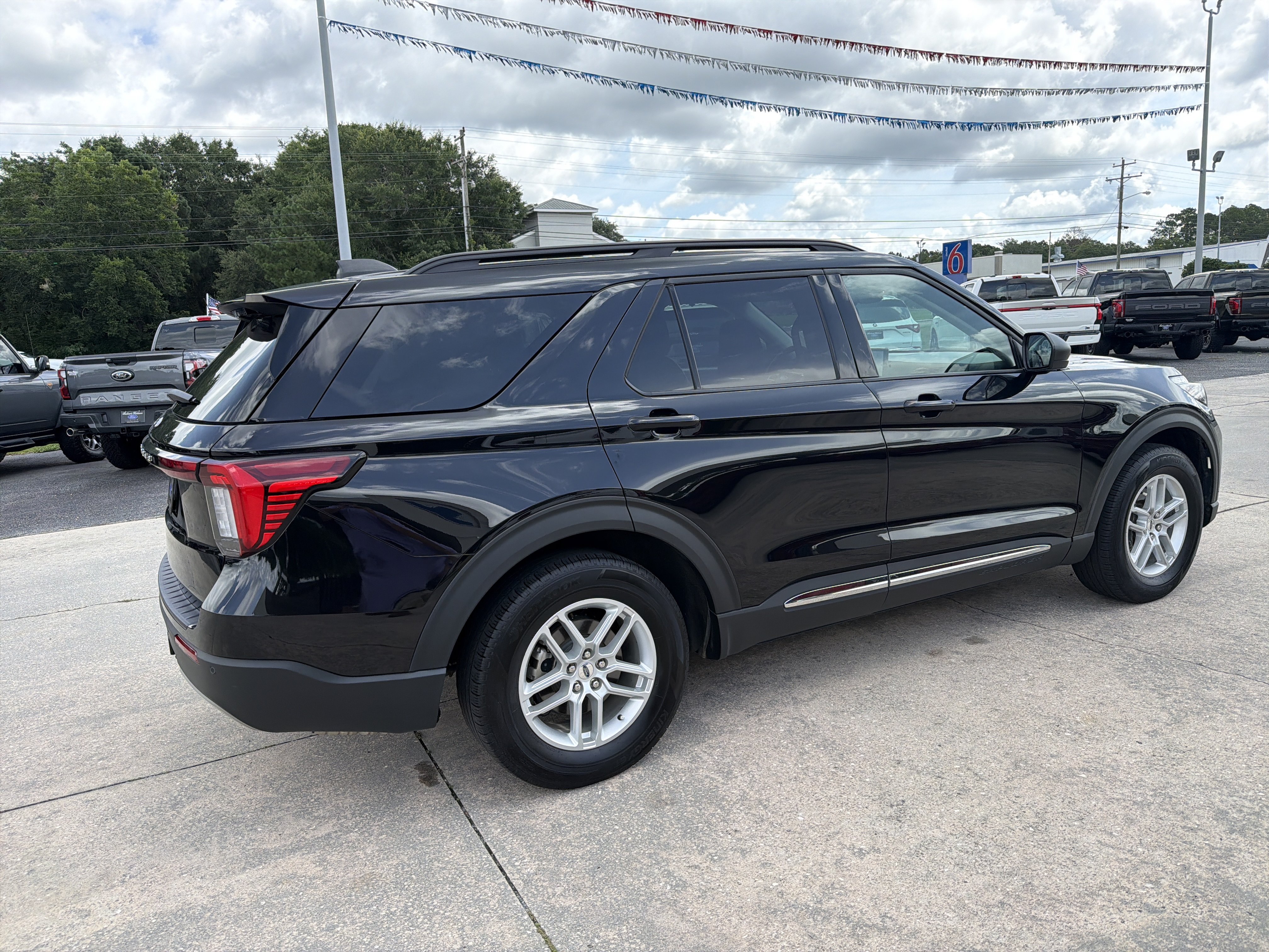 Used 2025 Ford Explorer Active w/ Active Comfort Package RWD image 6