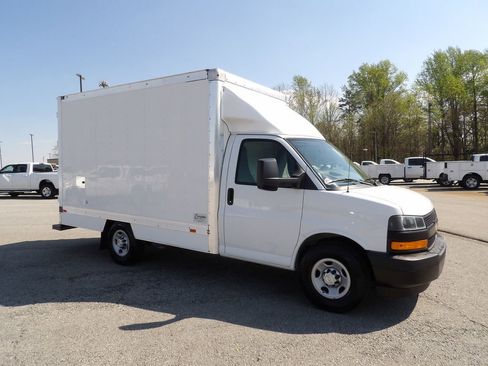 Used 2018 Chevrolet Express 3500 w/ Driver Convenience Package image 10