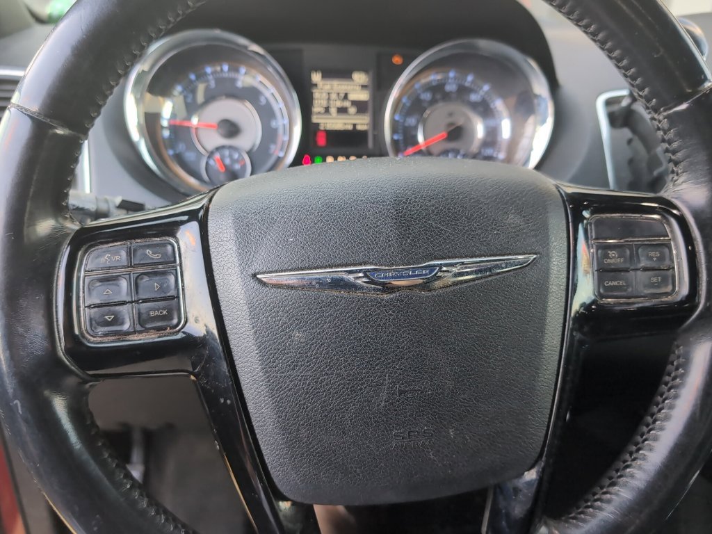 Used 2014 Chrysler Town & Country S FWD image 8