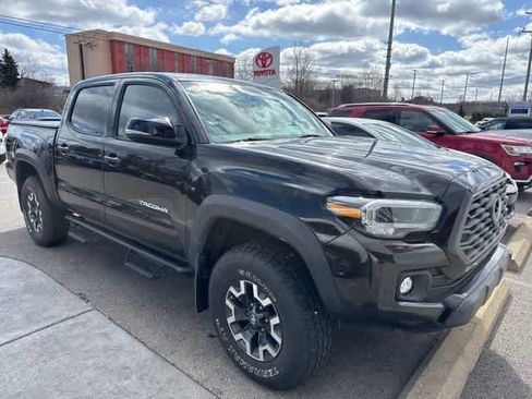 Used 2022 Toyota Tacoma TRD Off-Road w/ Technology Package image 2