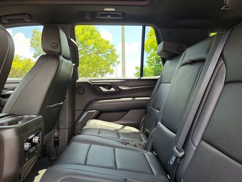 Used 2022 GMC Yukon Denali w/ Denali Premium Package AWD/4WD image 15