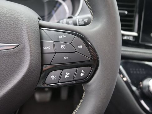 Used 2024 Chrysler Pacifica Limited FWD image 31