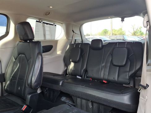 Used 2018 Chrysler Pacifica Touring-L image 10