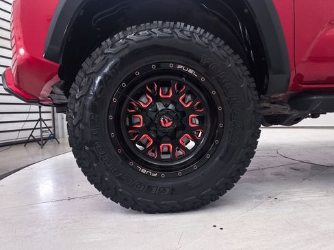 Used 2020 Toyota Tacoma TRD Off-Road w/ TRD Premium Off Road Package AWD/4WD image 15