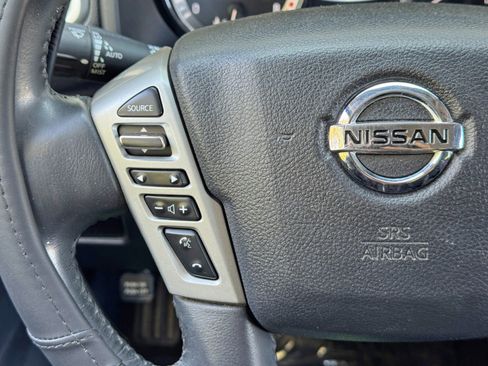 Used 2018 Nissan Titan SV w/ SV Convenience Package image 17