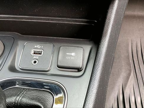 Used 2019 Jeep Cherokee Limited AWD/4WD image 32