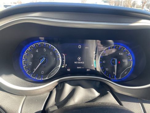 Used 2024 Chrysler Pacifica Touring-L image 8