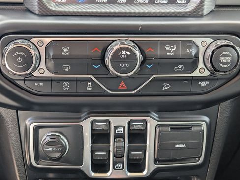 Used 2019 Jeep Wrangler Unlimited Sahara w/ Uconnect 4C Nav & Sound Group AWD/4WD image 21