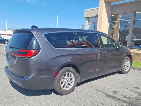 Used 2023 Chrysler Pacifica Touring-L image 3
