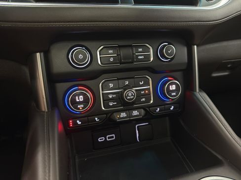 Used 2021 Chevrolet Tahoe Z71 w/ Luxury Package AWD/4WD image 22