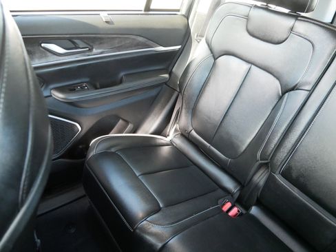 Used 2023 Jeep Grand Cherokee Limited w/ Luxury Tech Group II image 12