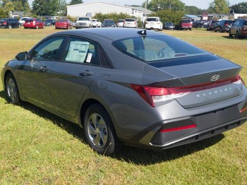 New 2026 Hyundai Elantra SE FWD image 8