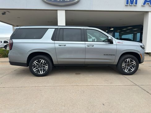 Used 2025 Chevrolet Suburban Z71 AWD/4WD image 7