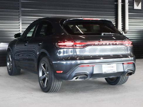Certified 2022 Porsche Macan image 3
