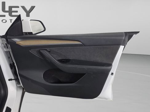 Used 2022 Tesla Model Y Long Range image 29