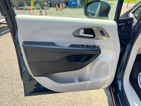 Used 2023 Chrysler Pacifica Touring-L FWD image 16