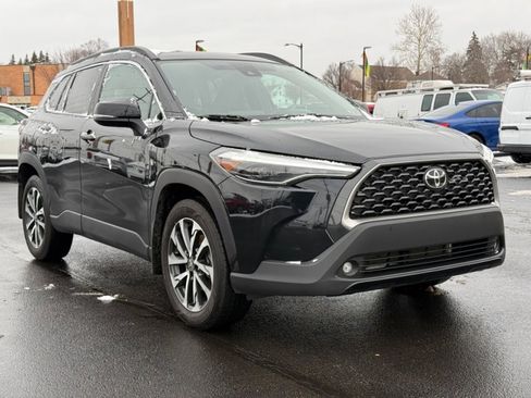Used 2022 Toyota Corolla Cross XLE image 2