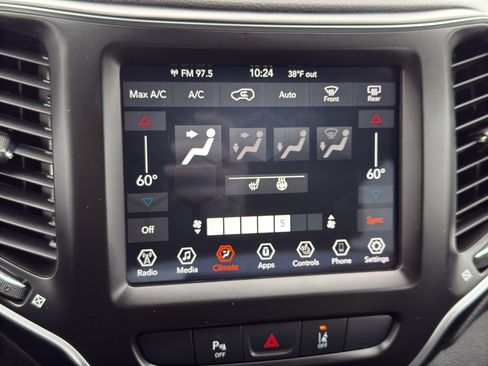 Used 2021 Jeep Cherokee Latitude Lux w/ Comfort/Convenience Group image 18