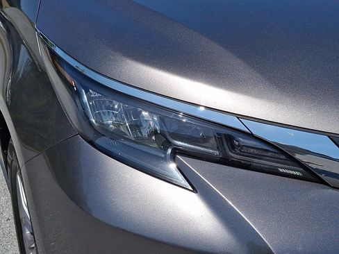 Used 2024 Toyota Sienna XLE FWD image 10