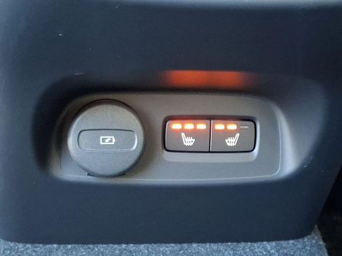 Certified 2024 Volvo XC40 B5 Plus w/ Climate Package AWD/4WD image 11