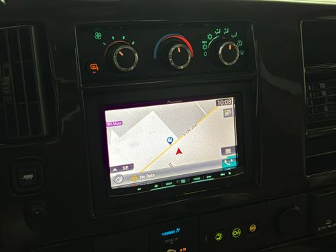 Used 2017 Chevrolet Express 2500 Extended RWD image 21