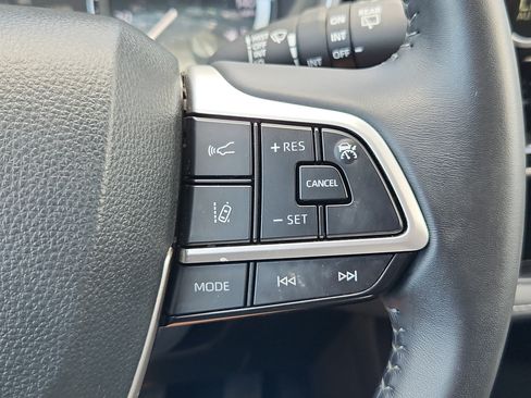 Used 2025 Toyota Highlander XLE AWD/4WD image 23