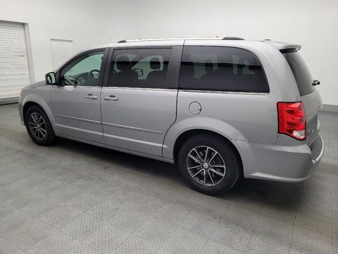 Used 2017 Dodge Grand Caravan SXT image 3