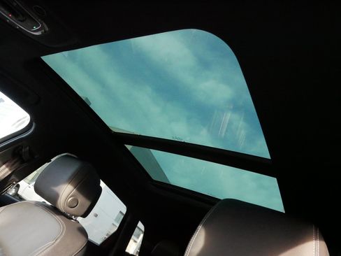 Used 2022 Audi e-tron Premium w/ Convenience Plus Package image 31