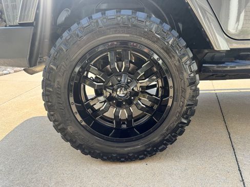 Used 2018 Jeep Wrangler Unlimited Sahara w/ Connectivity Group AWD/4WD image 40