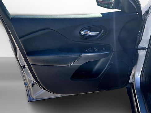 Used 2019 Jeep Cherokee Limited w/ Luxury Group image 25