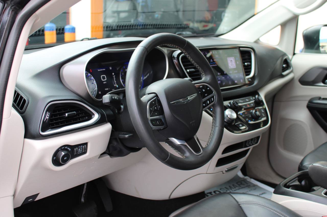 Used 2023 Chrysler Pacifica Touring-L FWD image 12