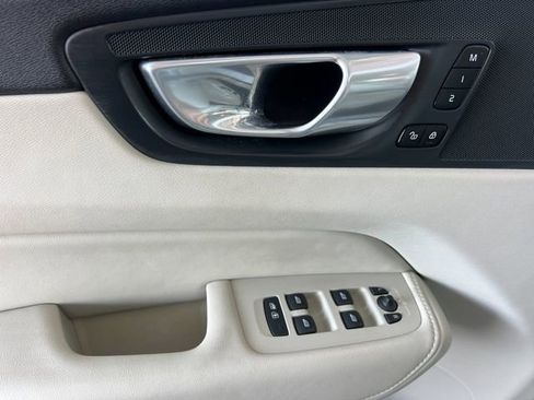 Used 2023 Volvo XC60 B5 Plus image 10