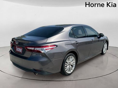 Used 2018 Toyota Camry XLE FWD image 4