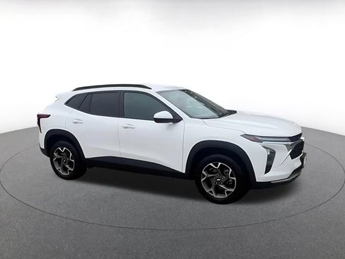 Used 2025 Chevrolet Trax LT FWD image 2