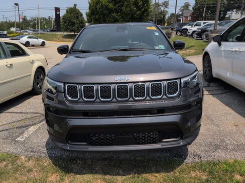 Used 2024 Jeep Compass Latitude w/ Sun and Sound Group AWD/4WD image 2