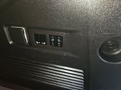 Used 2023 GMC Yukon Denali image 28