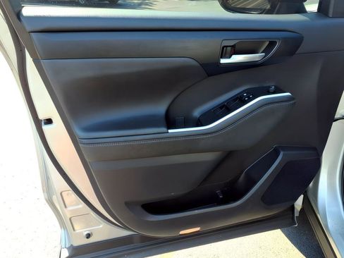 Used 2023 Toyota Highlander XSE FWD image 18