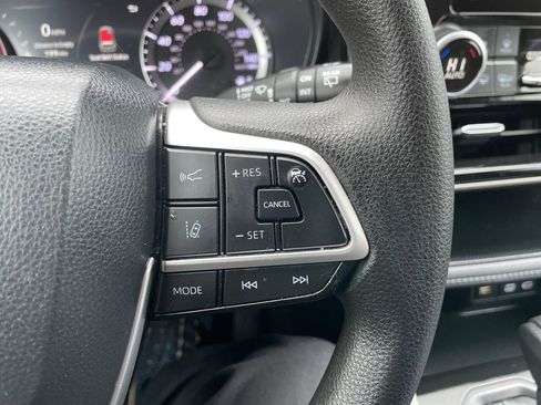 Certified 2023 Toyota Highlander L image 26