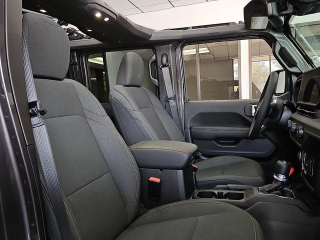 New 2025 Jeep Wrangler Unlimited Sahara w/ Technology Group AWD/4WD image 9