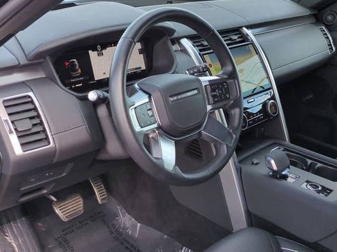 Used 2024 Land Rover Discovery Metropolitan Edition image 2