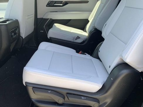 New 2025 Chevrolet Suburban Premier image 11