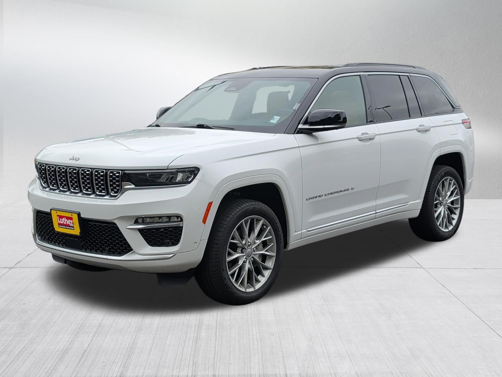 Used 2024 Jeep Grand Cherokee Summit AWD/4WD image 3