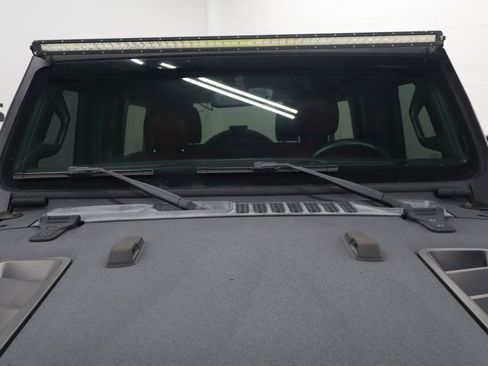 Used 2019 Jeep Wrangler Unlimited Sahara w/ Quick Order Package 24M Moab AWD/4WD image 17
