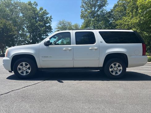 Used 2011 GMC Yukon XL SLT w/ SLT-2 Equipment Package AWD/4WD image 2