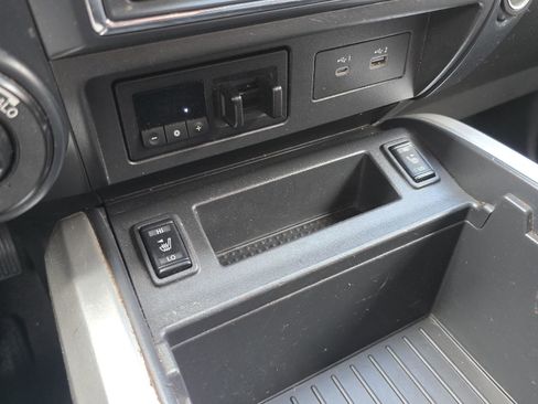 Used 2022 Nissan Titan SV w/ SV Convenience Package AWD/4WD image 18